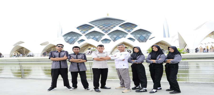 Foto Bersama setelah kunjungan ke Winter Acces Siswa/i TJKT